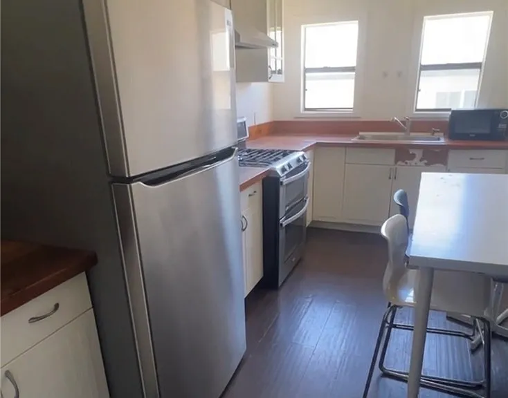 3029 S Budlong Ave — Photo 2