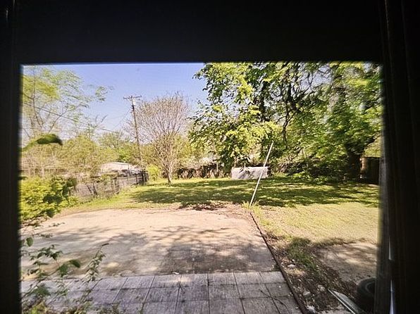 121 E Booth St, Paris, TX 75460