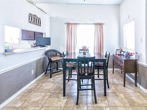3rd image of 933 Ashmount Ln