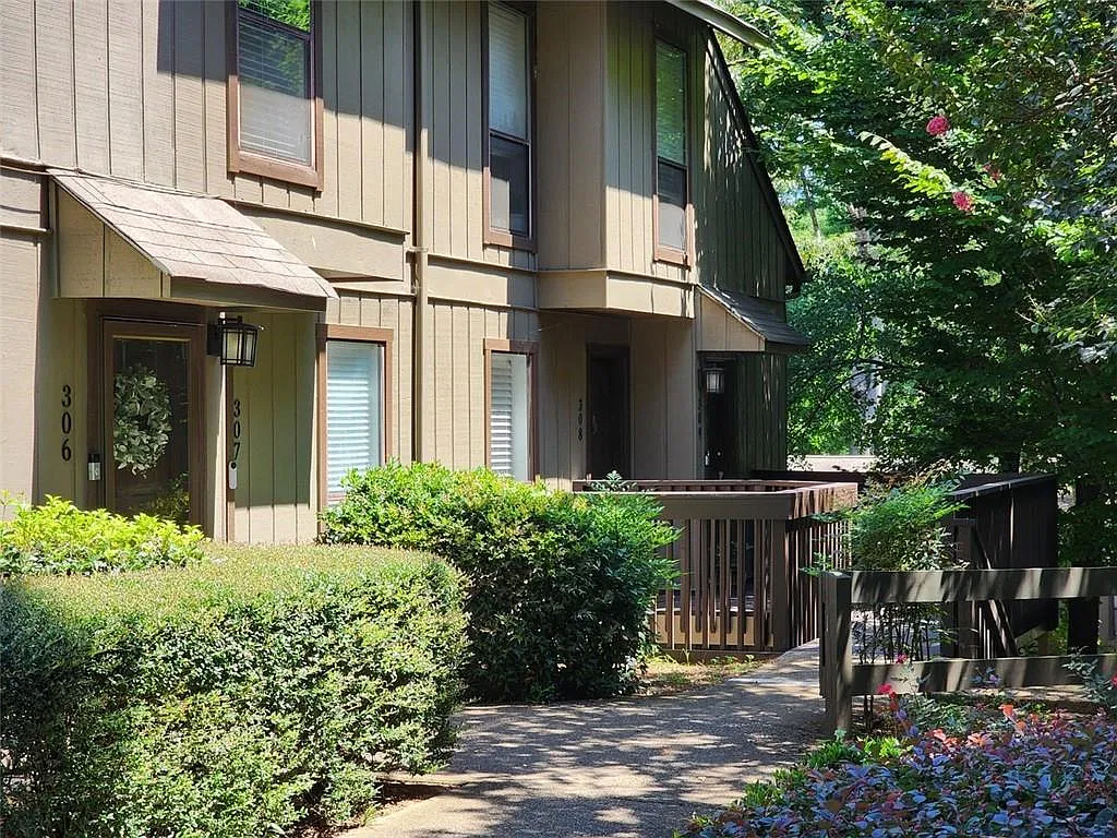 2 bed, 1.0 bath, 1073 sqft, $1,795 — Photo 1
