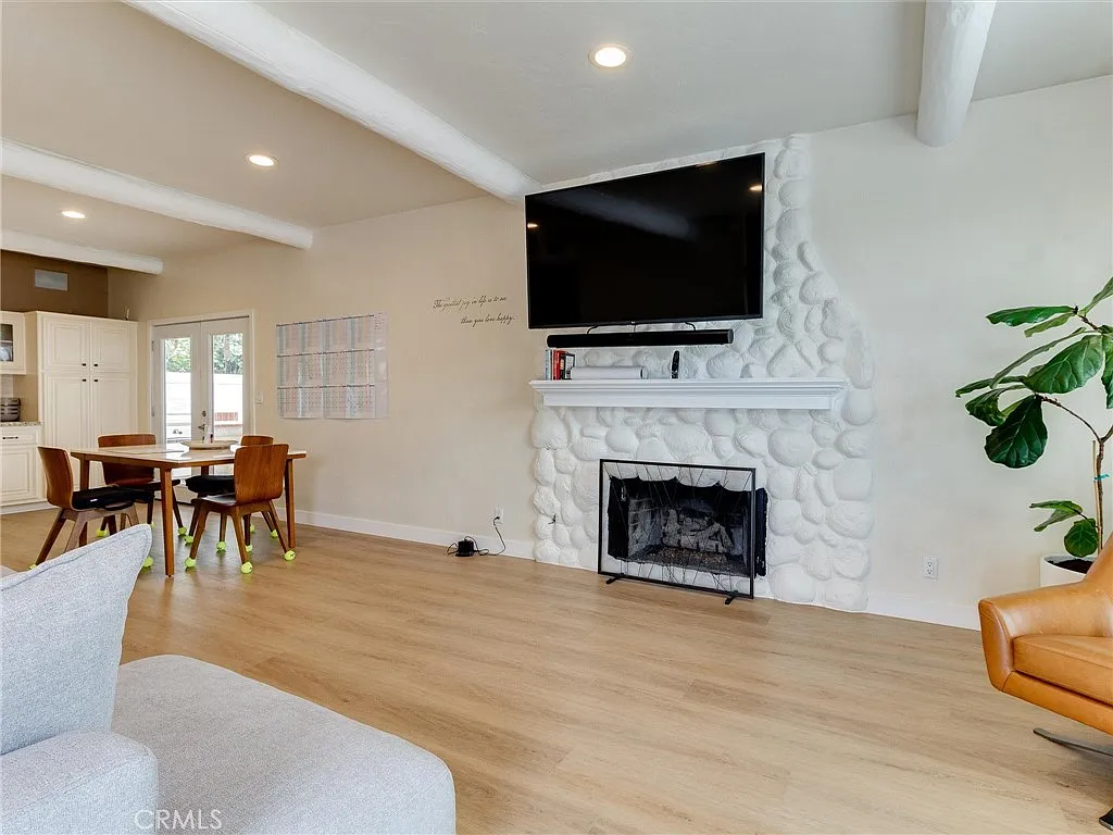 4 bed, 1760 sqft, $5,995 — Photo 4