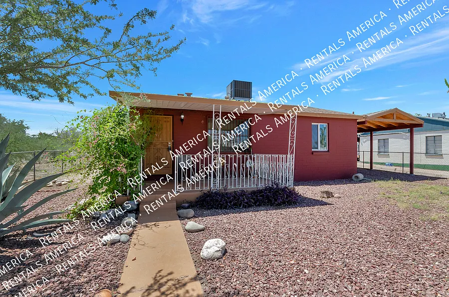 Central location, near U of A, — Photo 1