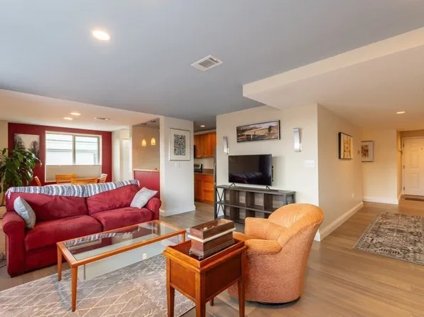 173 Oak St APT 501, Newton, MA 02464