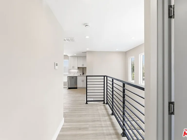 225 N Burlington Ave — Photo 12