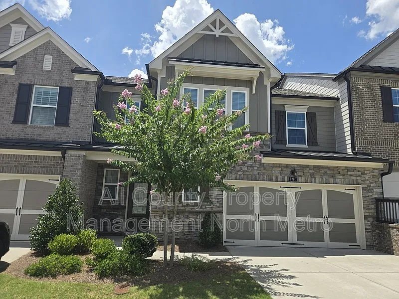3 bed, 3.5 bath, 2688 sqft, $2,950 — Photo 2