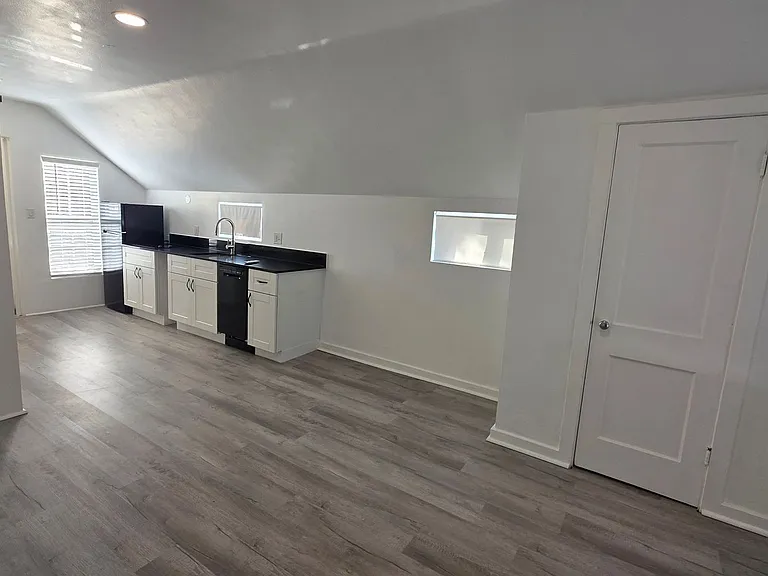 306 1/2 E Hughbert St #B — Photo 5