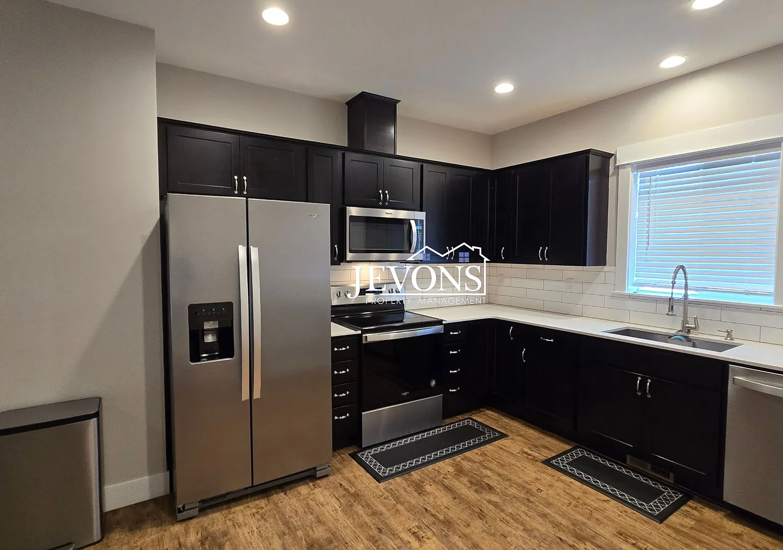 Spacious 3-Bed Townhouse in Yakima In-Unit Washer/Dryer, 1-Car Garage & 2 Outdoor Spots — Photo 1
