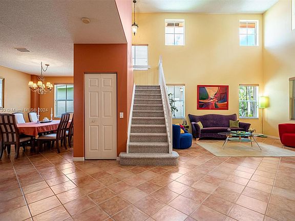 5th image of 3683 Vista Way
