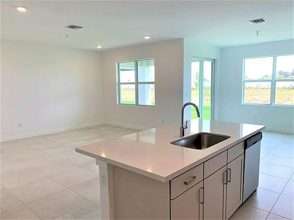 4th image of 2730 NE Breezeway Cir