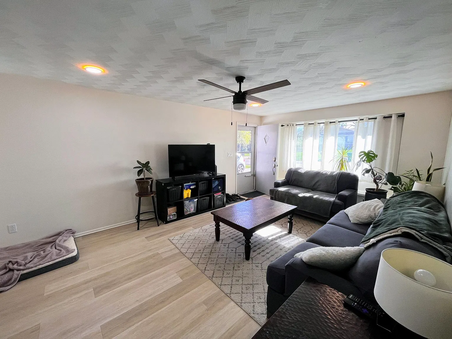 3 bed, 1.5 bath, 1220 sqft, $2,850 — Photo 2