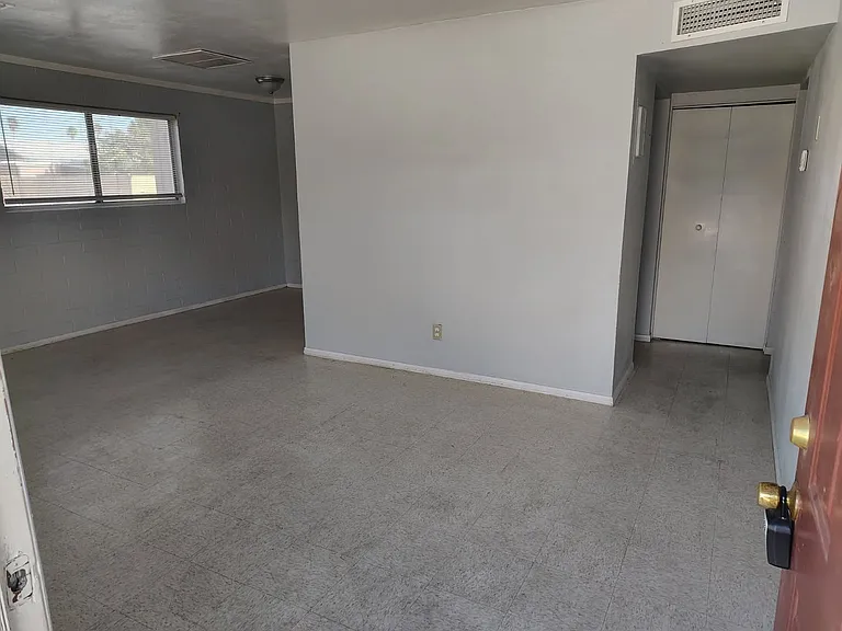 1055 N 8th Pl — Photo 4