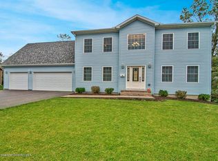 26 Sharon Dr, Moosic, PA 18507