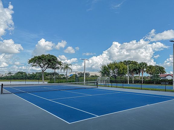 Windsor Pembroke Pines offers plenty of outdoor entertainment options