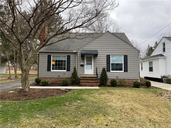 1547 Sunview Rd, Lyndhurst, OH 44124