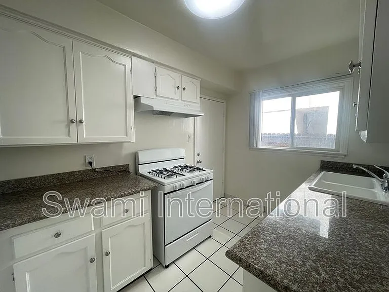 622 1/2 E 97th St #1 — Photo 12