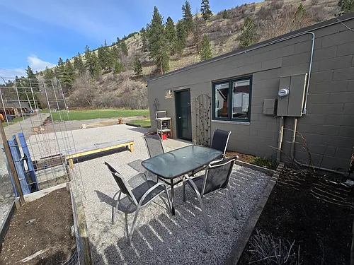 1020 1/2 Briar St Photo 1