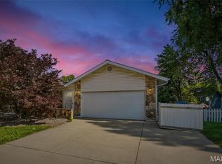 737 Woodbriar Ln, Saint Charles, MO 63303