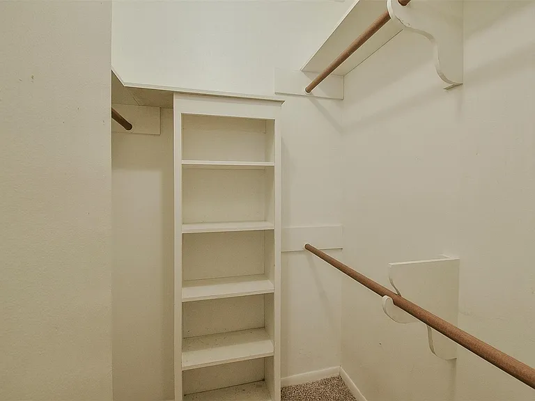 13915 Roundstone Ln — Photo 35
