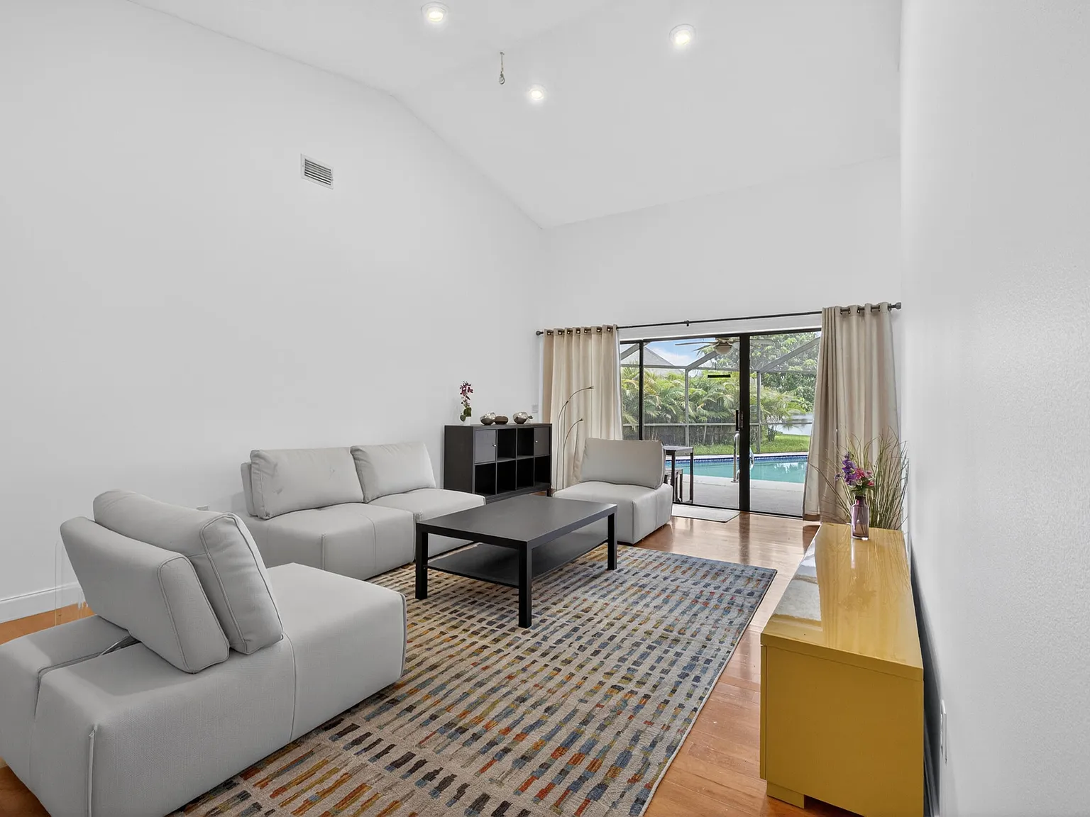 4 bed, 2.5 bath, 2709 sqft, $5,200 — Photo 4