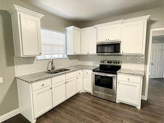 2nd image of 908 W Waggoman St