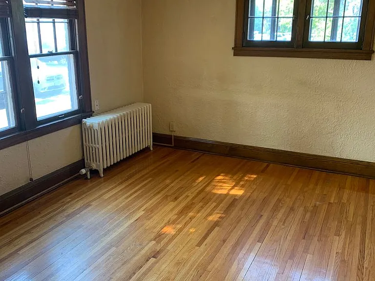 812 Broadway N — Photo 17