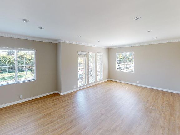 4th image of 3201 S Barrington Ave APT D