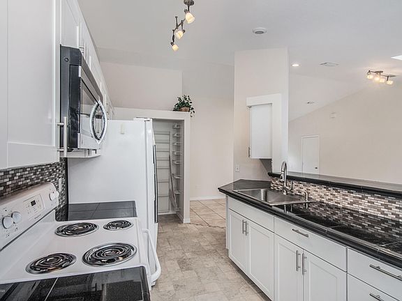 5th image of 1051 Walden Blvd SE