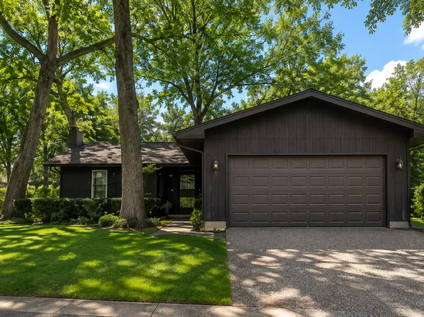 220 Lakewood Dr, Cary, IL 60013