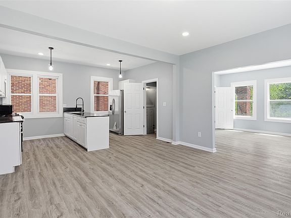 5th image of 2638 Cortland St
