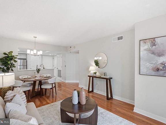 5th image of 1045 N Utah St #2-303