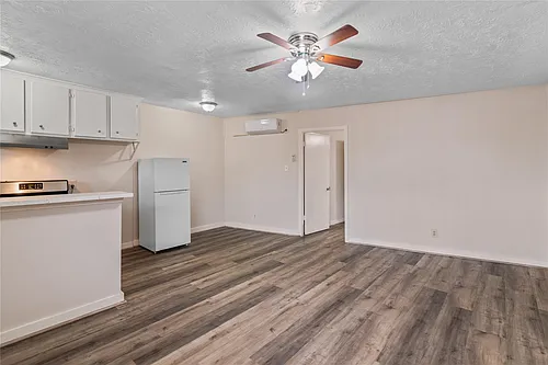 4811 Oakland St #6 Photo 1