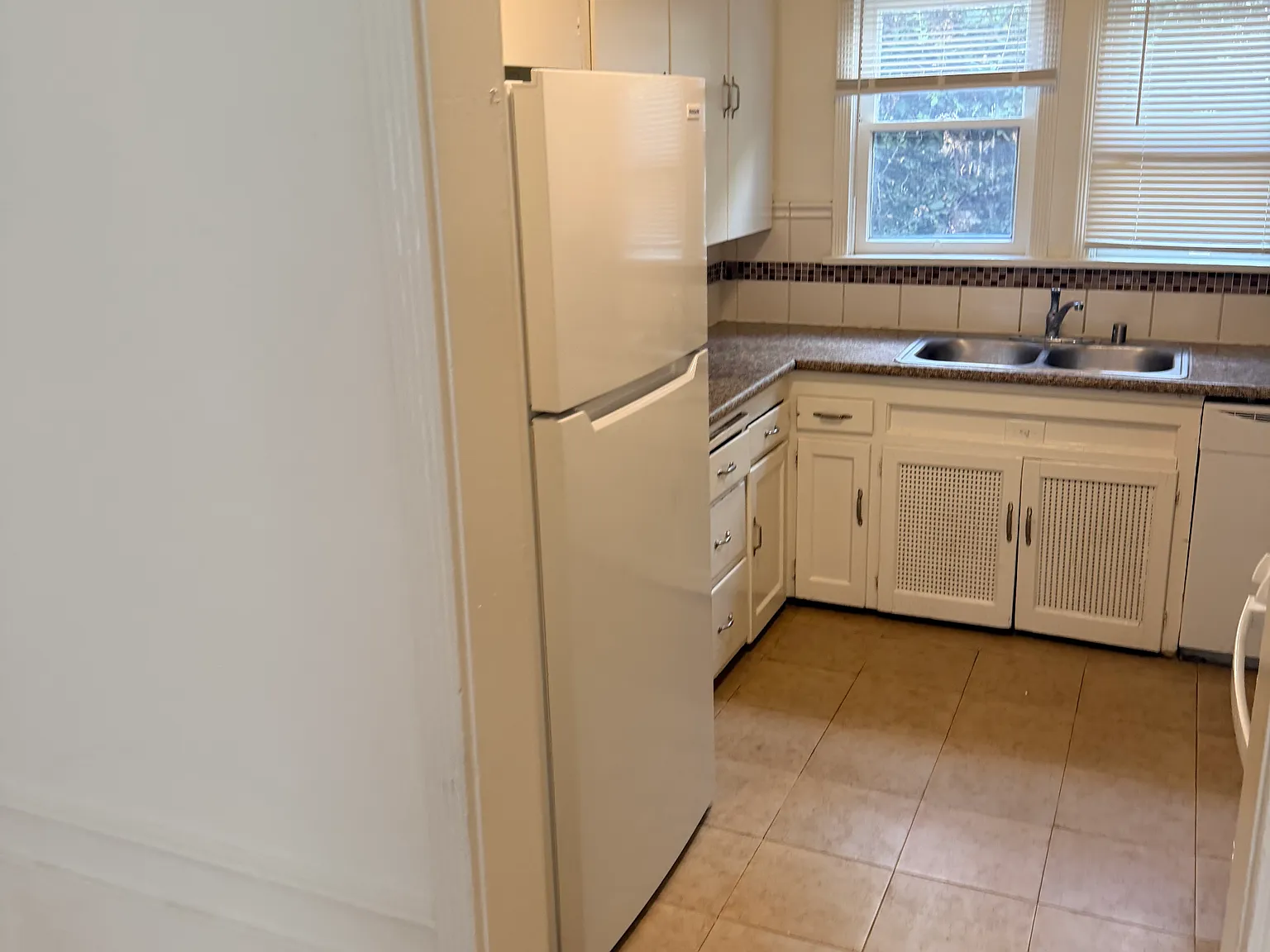 615 Midvale Ave — Photo 4