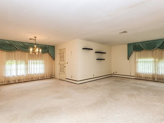 3rd image of 1615 W Gaylord Ave
