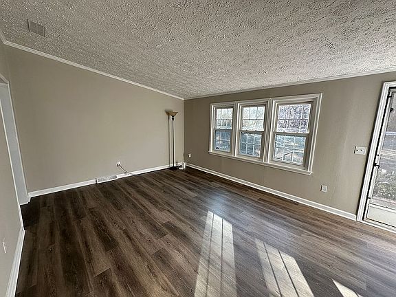 Living room (front door) 