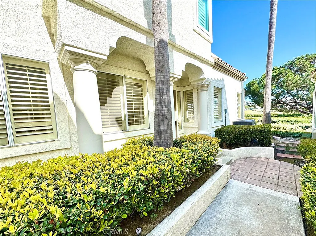 2 bed, 1045 sqft, $4,500 — Photo 1