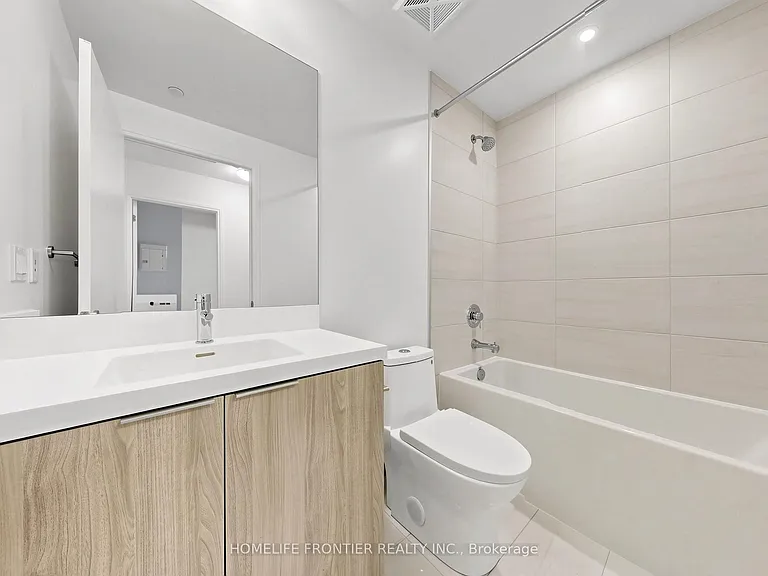 400 King St W #719 — Photo 9