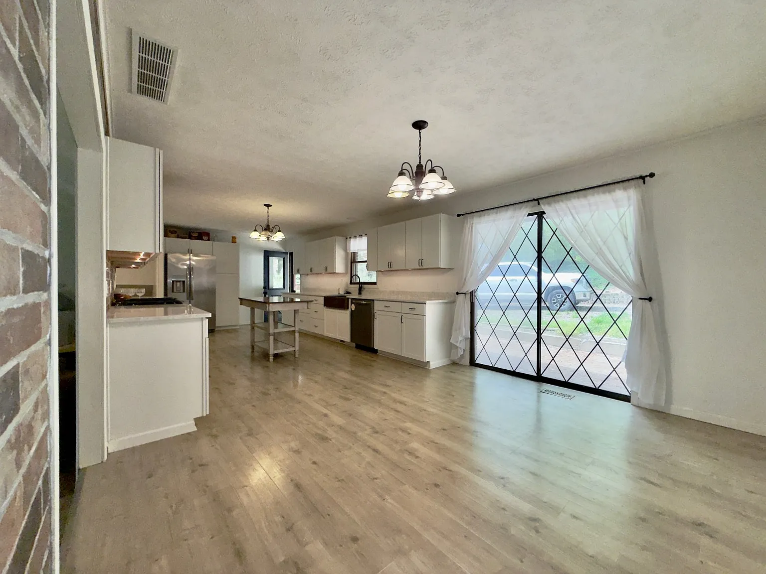 4 bed, 2.0 bath, 2466 sqft, $1,900 — Photo 4