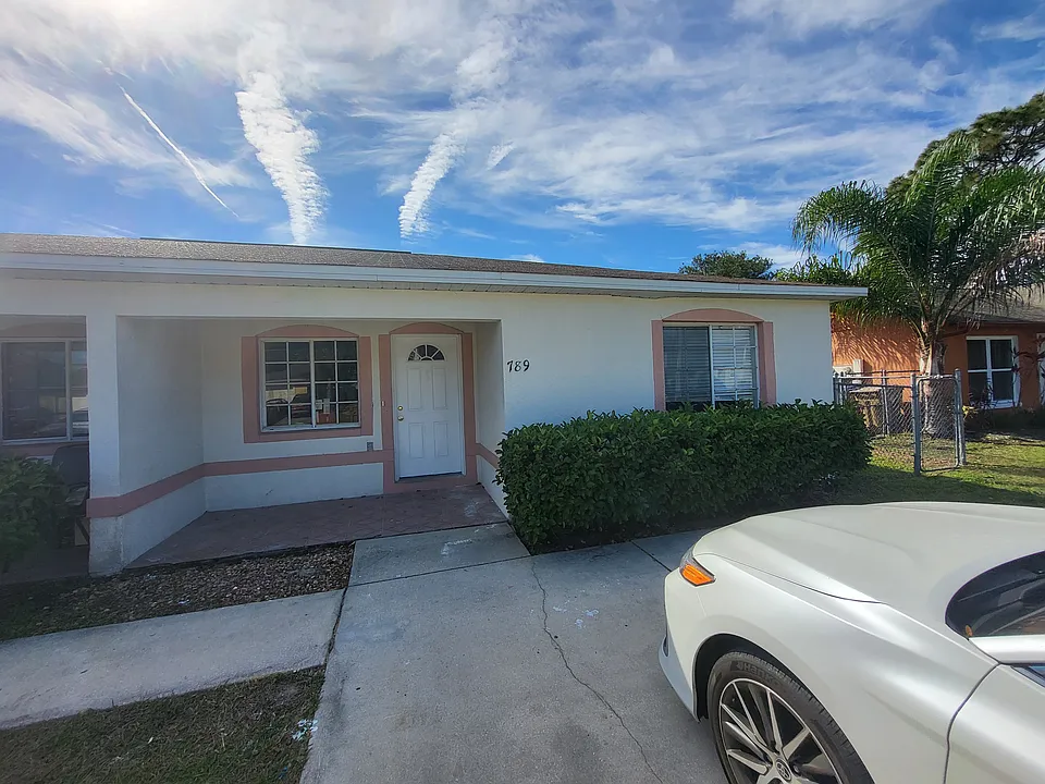 789 Lucaya Dr