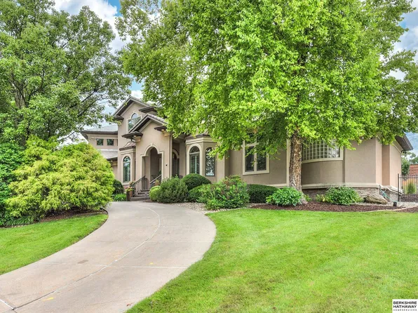 930 N 143rd Avenue Cir, Omaha, NE 68154