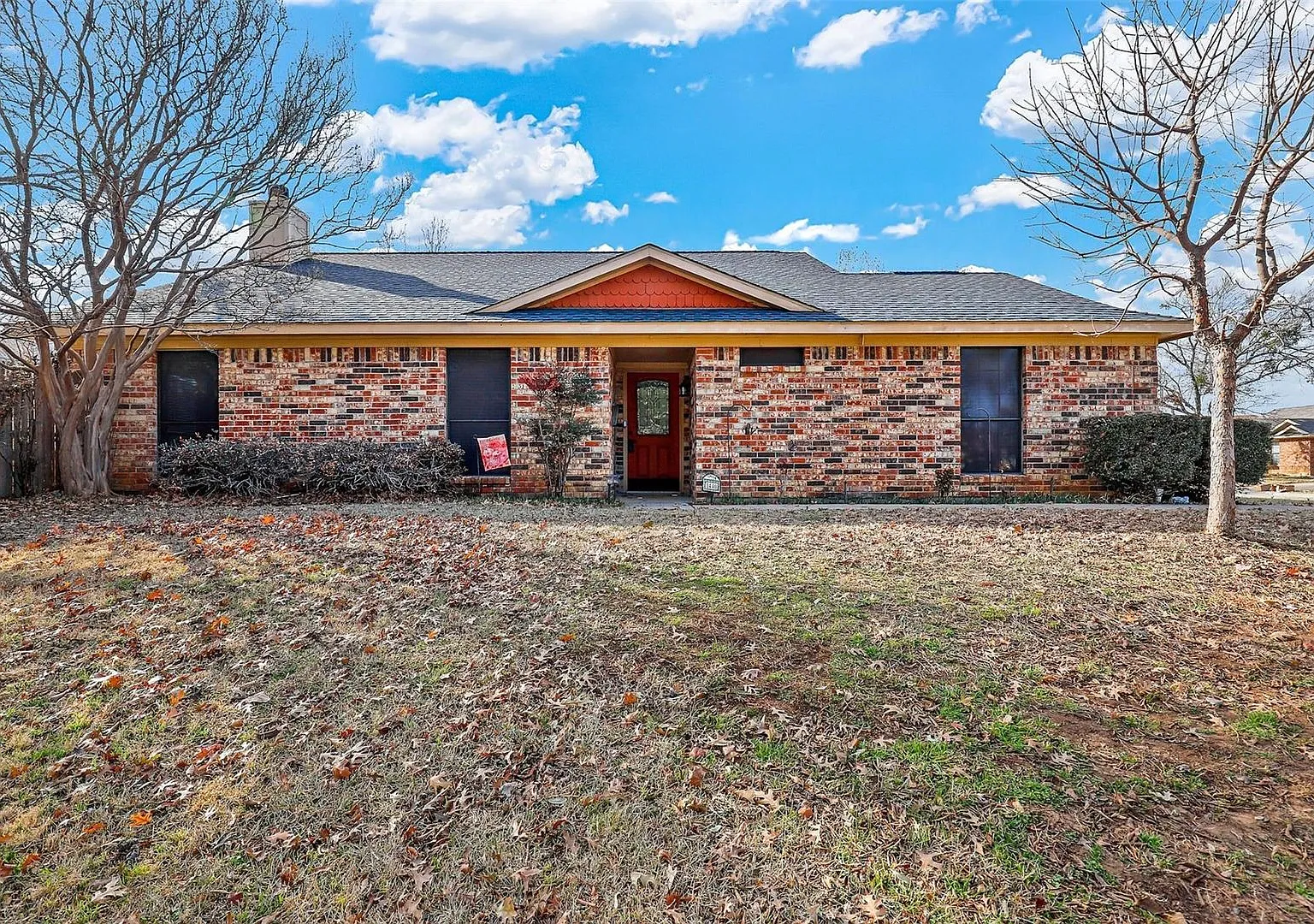 Grapevine Corner Lot Home — Photo 2