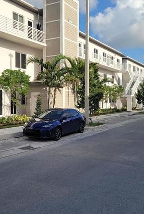 2nd image of 466 SW Port St #10902874