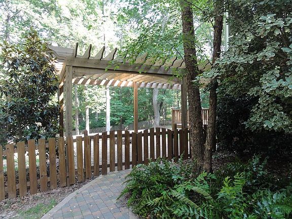 PRETTY PERGOLA