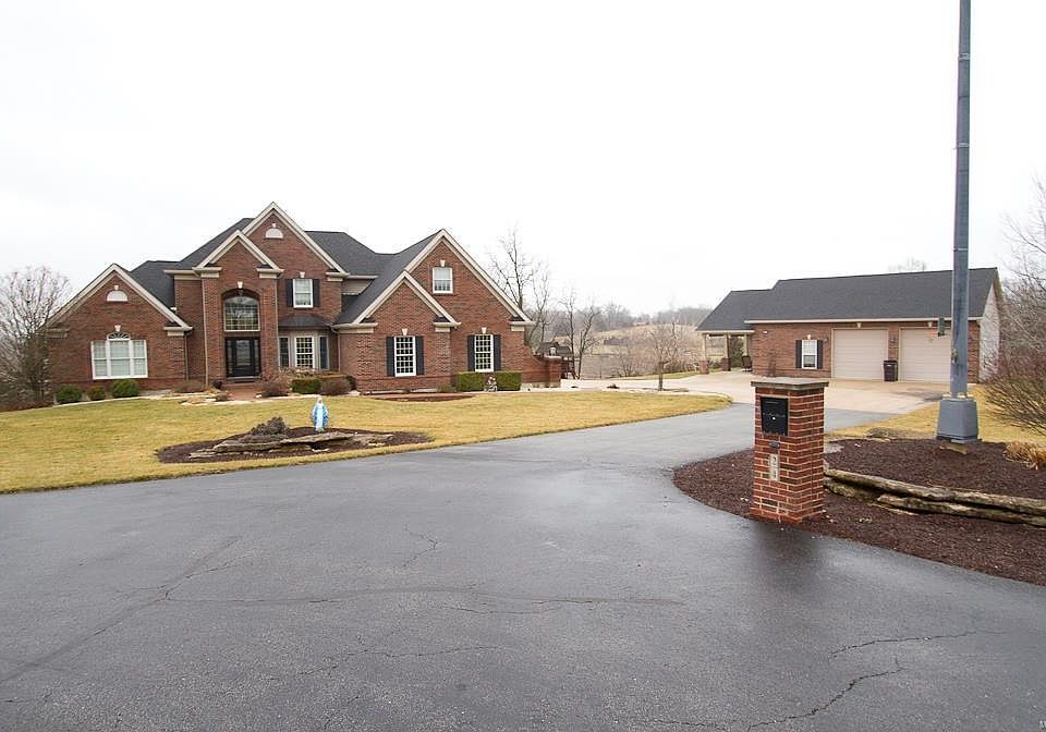 1st image of 24 Bluff Haven Dr