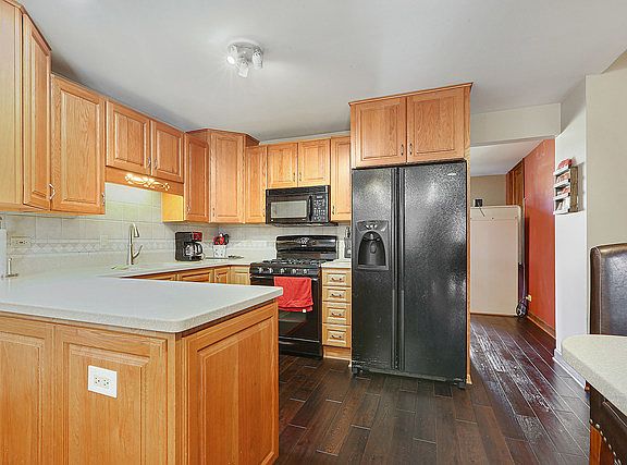 5th image of 15403 Hollywood Dr
