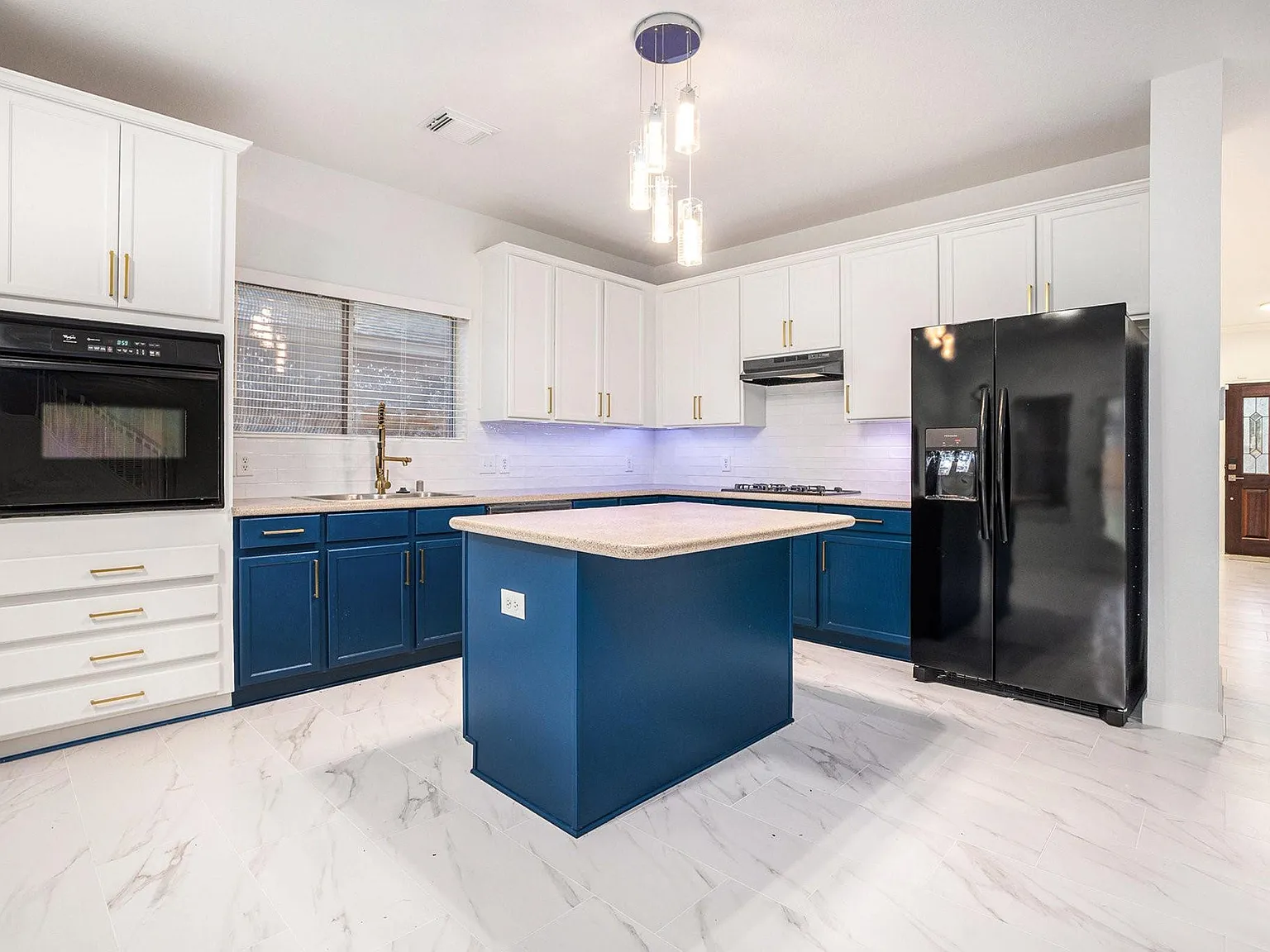 5 bed, 3.5 bath, 4200 sqft, $3,700 — Photo 4