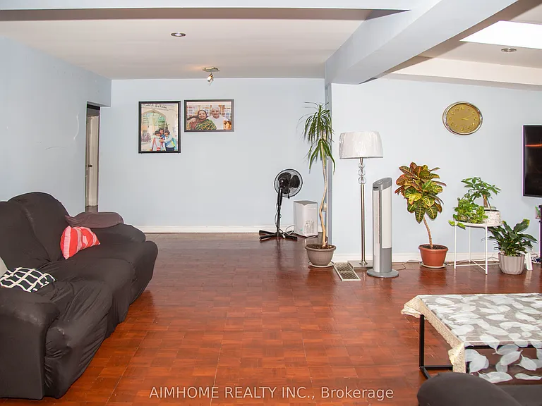 9890 Bayview Ave — Photo 10
