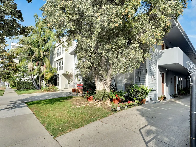 218 S Gale Dr — Photo 22