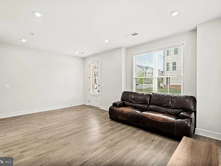 42086 Picasso Sq — Photo 3