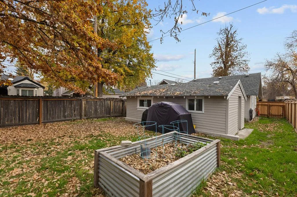 1672 W Dora St — Photo 2