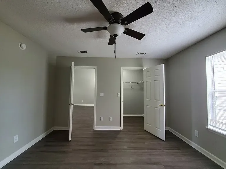 Holly Cove Apartments — Photo 31